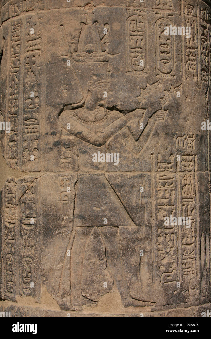 Un bas-relief du pharaon Ptolémée II en faisant des offrandes sur une colonne dans le temple de Philae en Egypte Banque D'Images