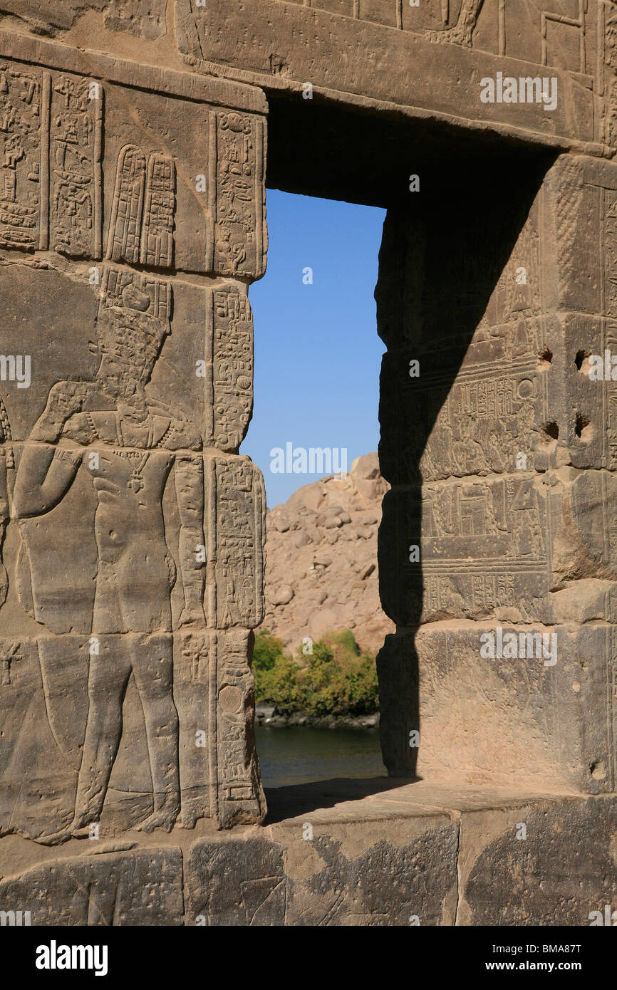 Vue sur le Nil à travers une fenêtre dans le temple de Philae, Egypte Banque D'Images