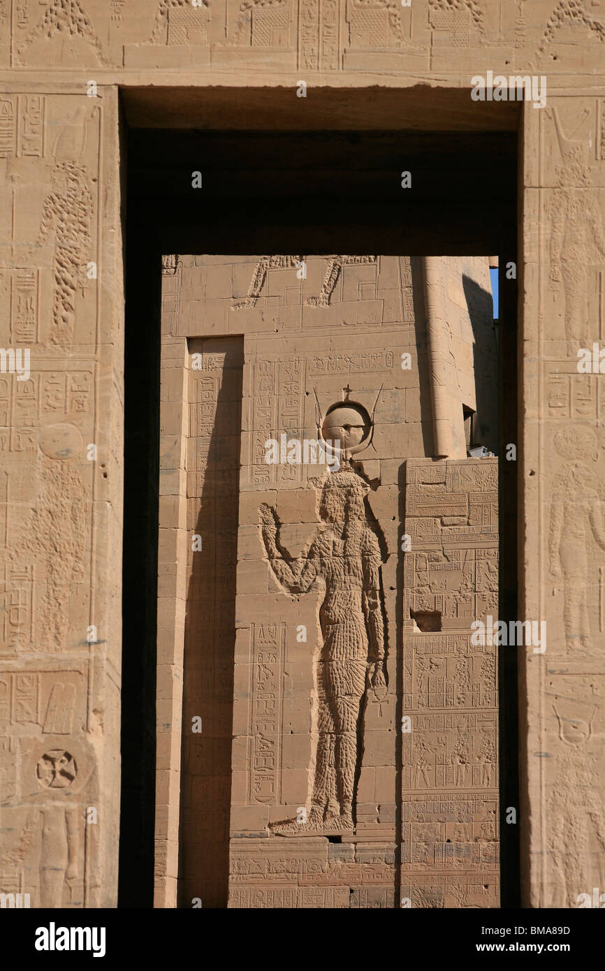 Entrée principale du premier pylône du Temple d'Isis à Philae, maintenant sur l'Île Agilka en Egypte Banque D'Images