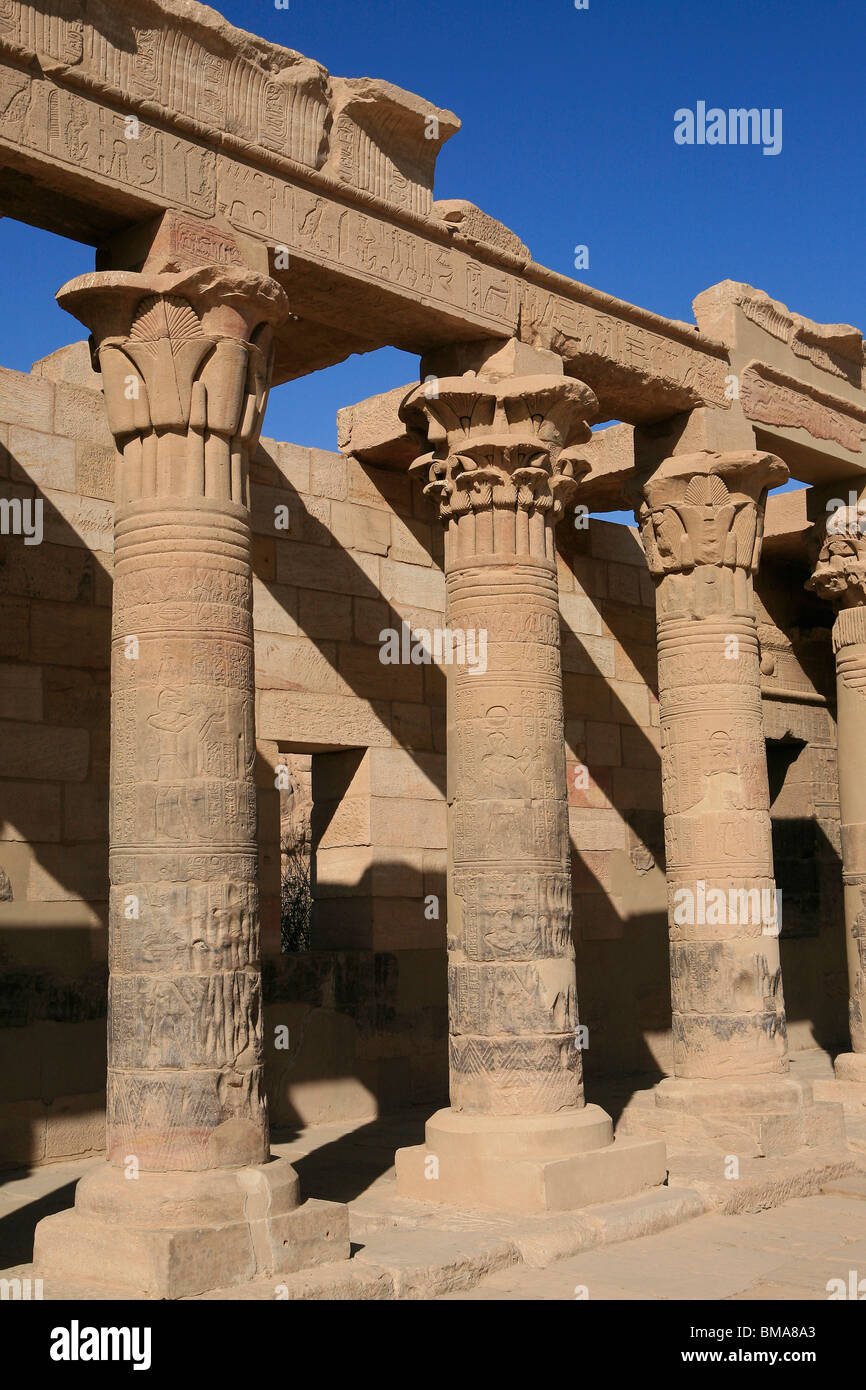 Une colonnade de la cour extérieure du Temple d'Isis à Philae, bon maintenant sur l'Île Agilka en Egypte Banque D'Images