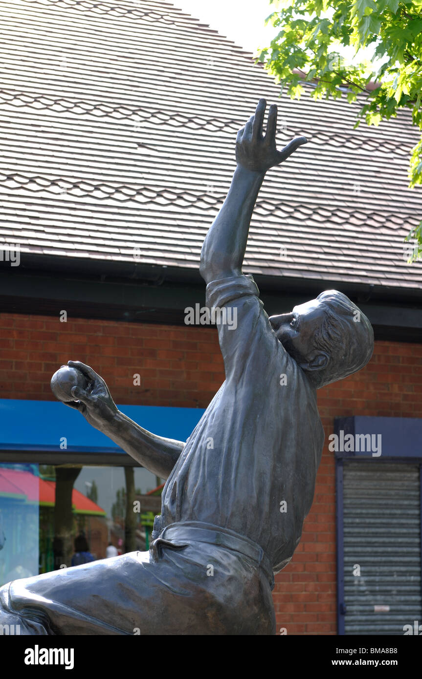 Harold Larwood statue, Kirkby-in-Ashfield, Lancashire, England, UK Banque D'Images