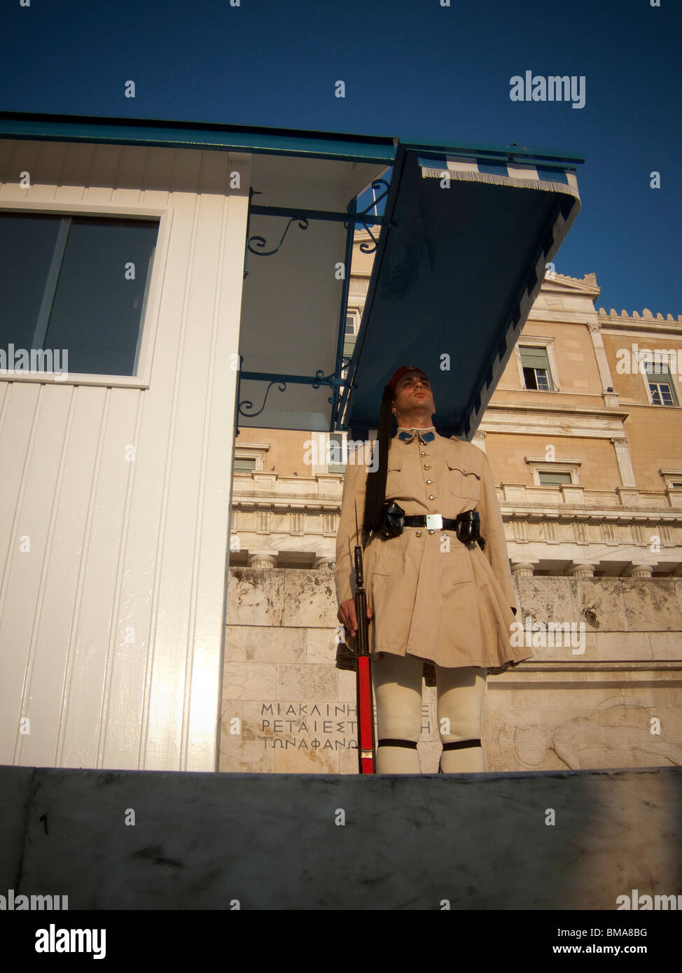 Athènes, Grèce. Les gardes Evzone sur la Tombe du Soldat inconnu. Bâtiment du Parlement grec Banque D'Images