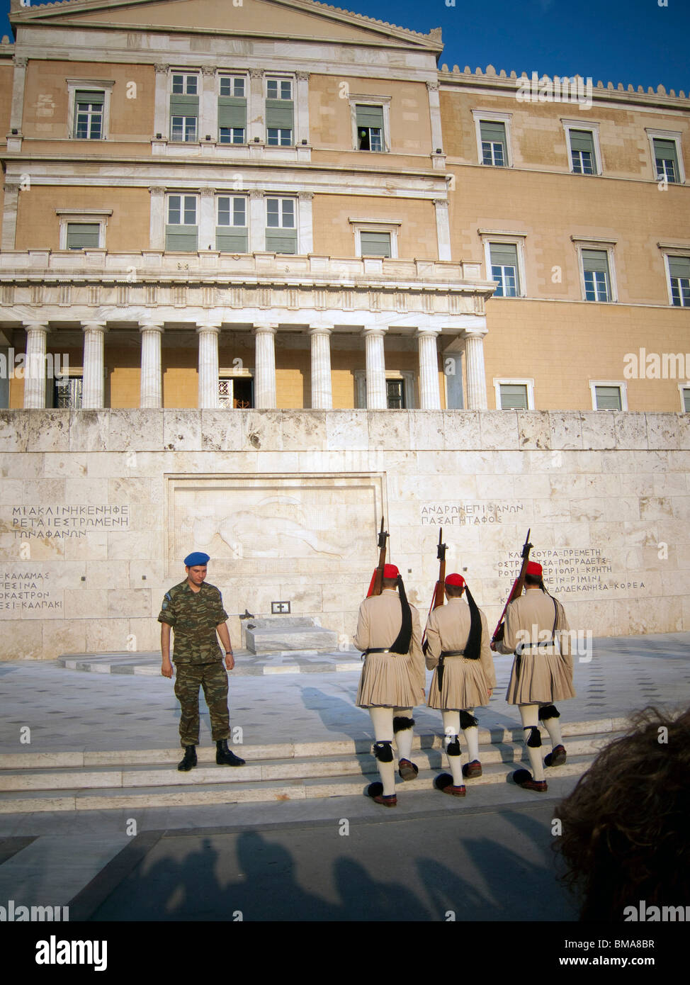 Athènes, Grèce. Les gardes Evzone sur la Tombe du Soldat inconnu. Bâtiment du Parlement grec Banque D'Images