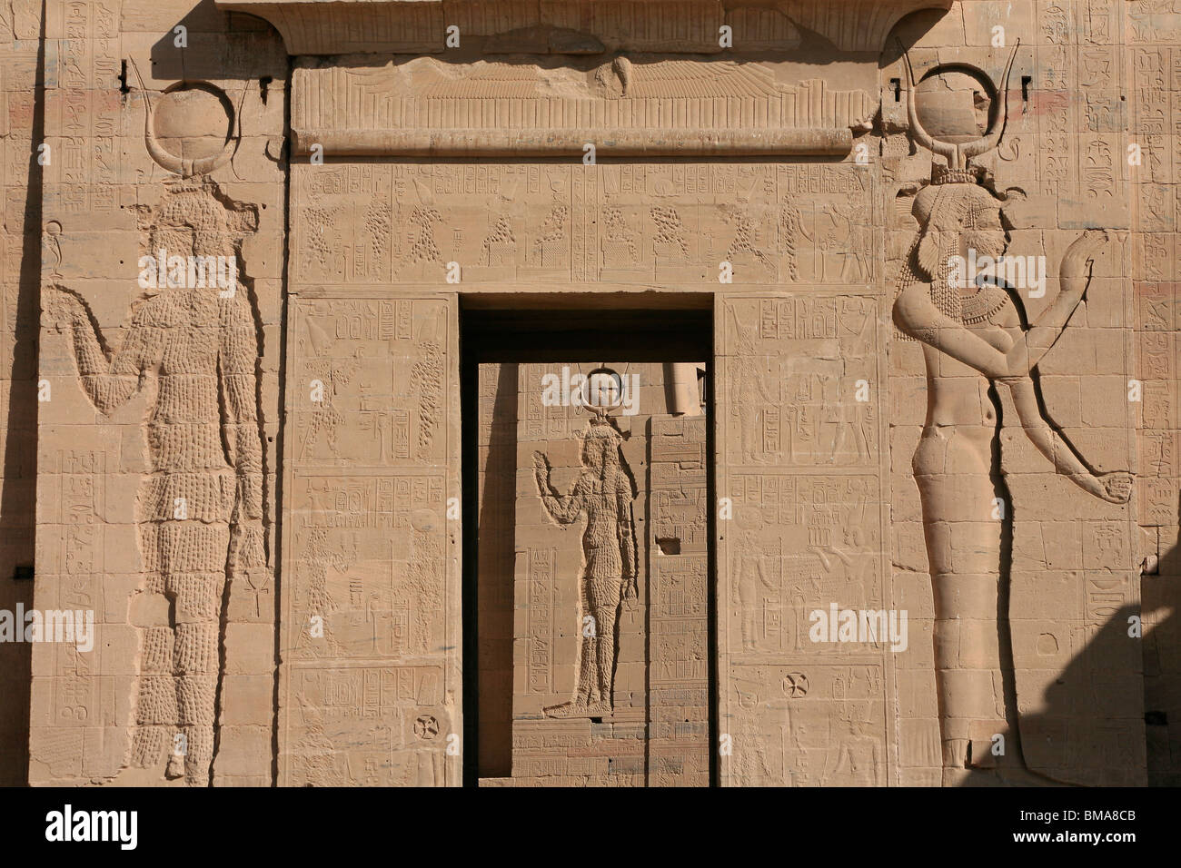 Entrée principale du premier pylône du Temple d'Isis à Philae, maintenant sur l'Île Agilka en Egypte Banque D'Images