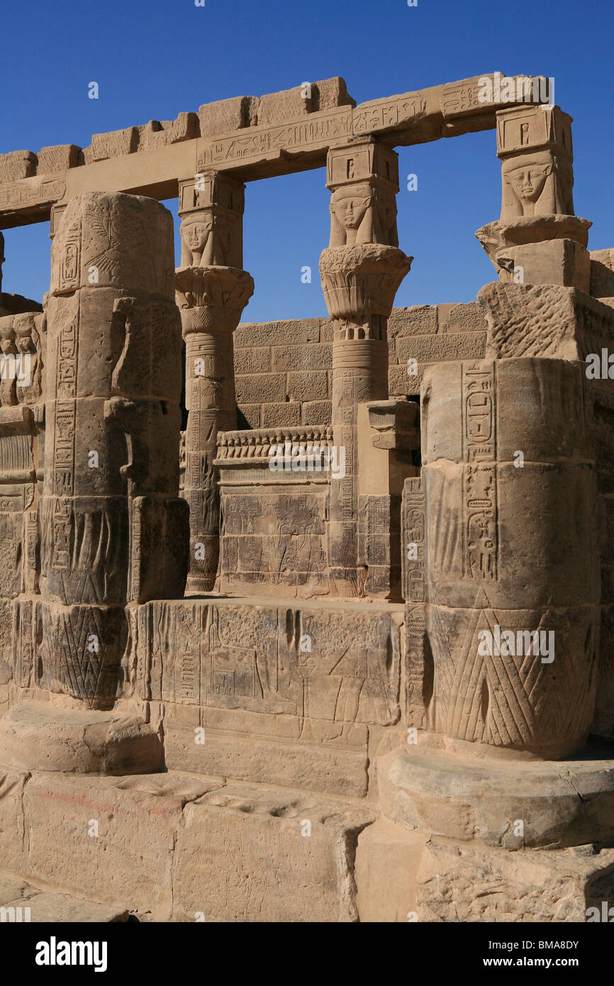 Kiosque de Nectanebo au Temple de Philae sur l'Île Agilka en Egypte Banque D'Images