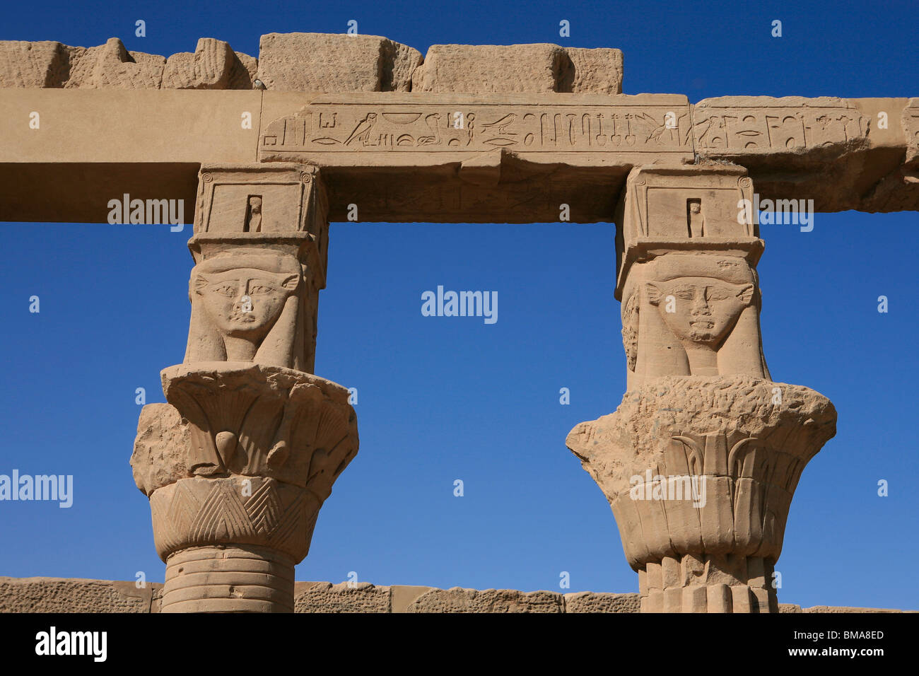 Chapiteaux sculptés à la tête de la déesse Hathor au Temple de Philae sur l'Île Agilka en Haute Egypte Banque D'Images