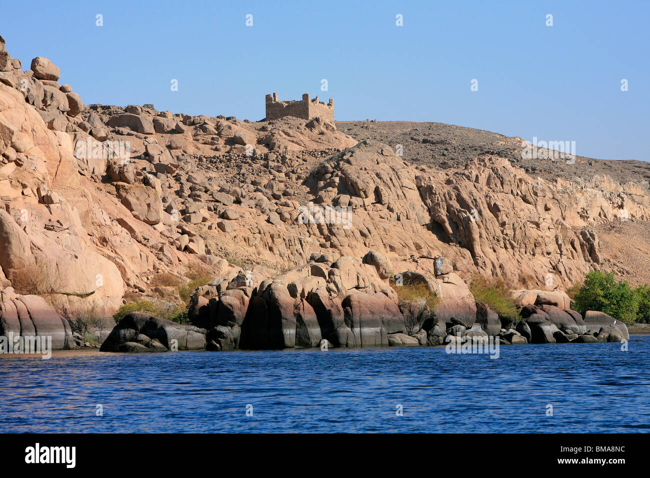 Le fort en ruines surplombant le Temple d'Isis à Philae, bon, maintenant sur l'Île Agilka en Egypte Banque D'Images