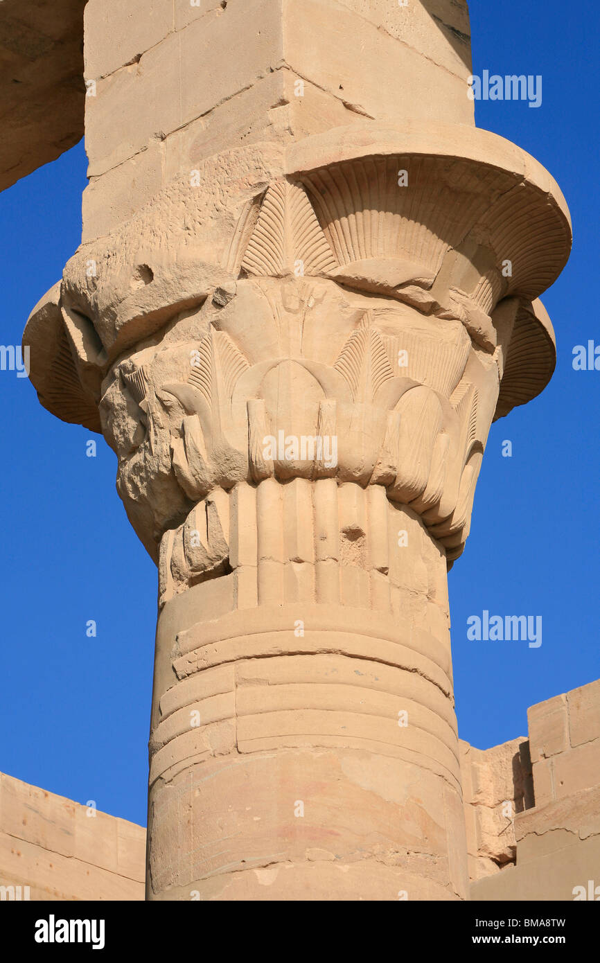 Détail d'un chapiteau de kiosque de Trajan au Temple de Philae sur l'Île Agilka en Haute Egypte Banque D'Images