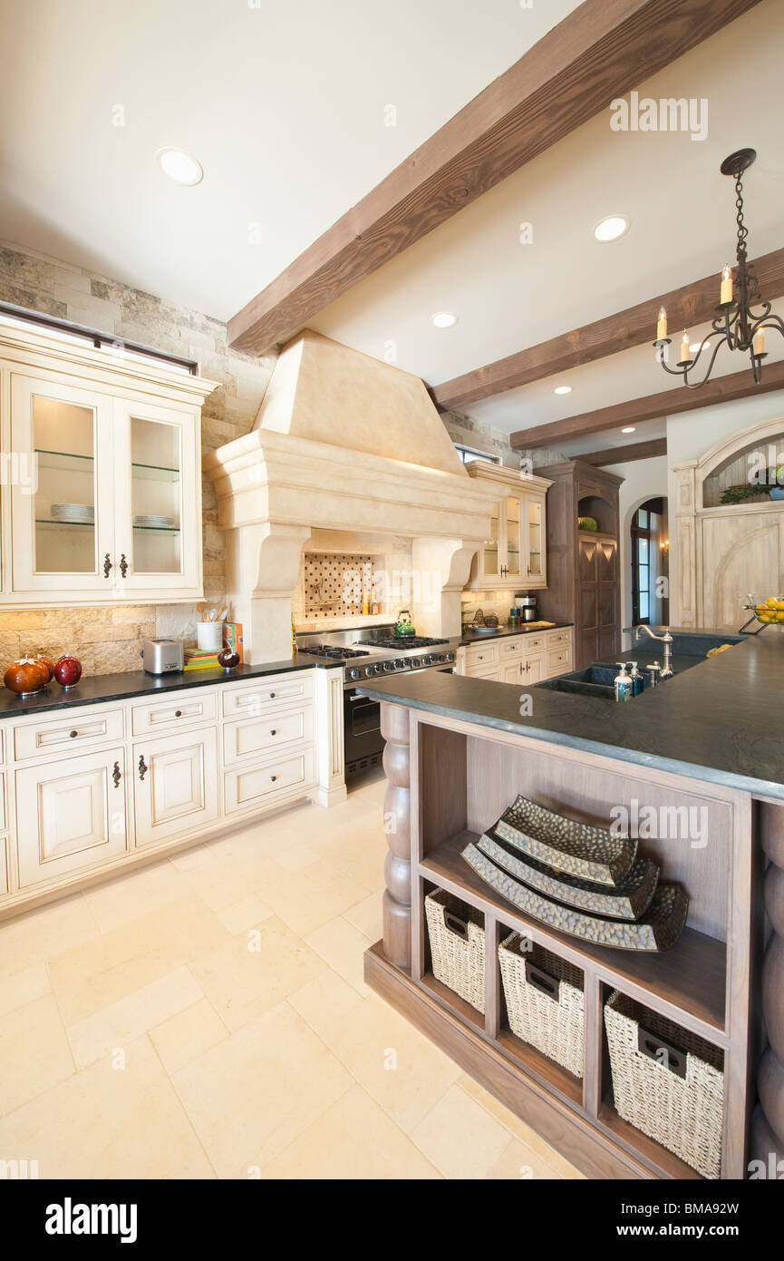 Détail de rayonnage cuisine style pays blanc Banque D'Images