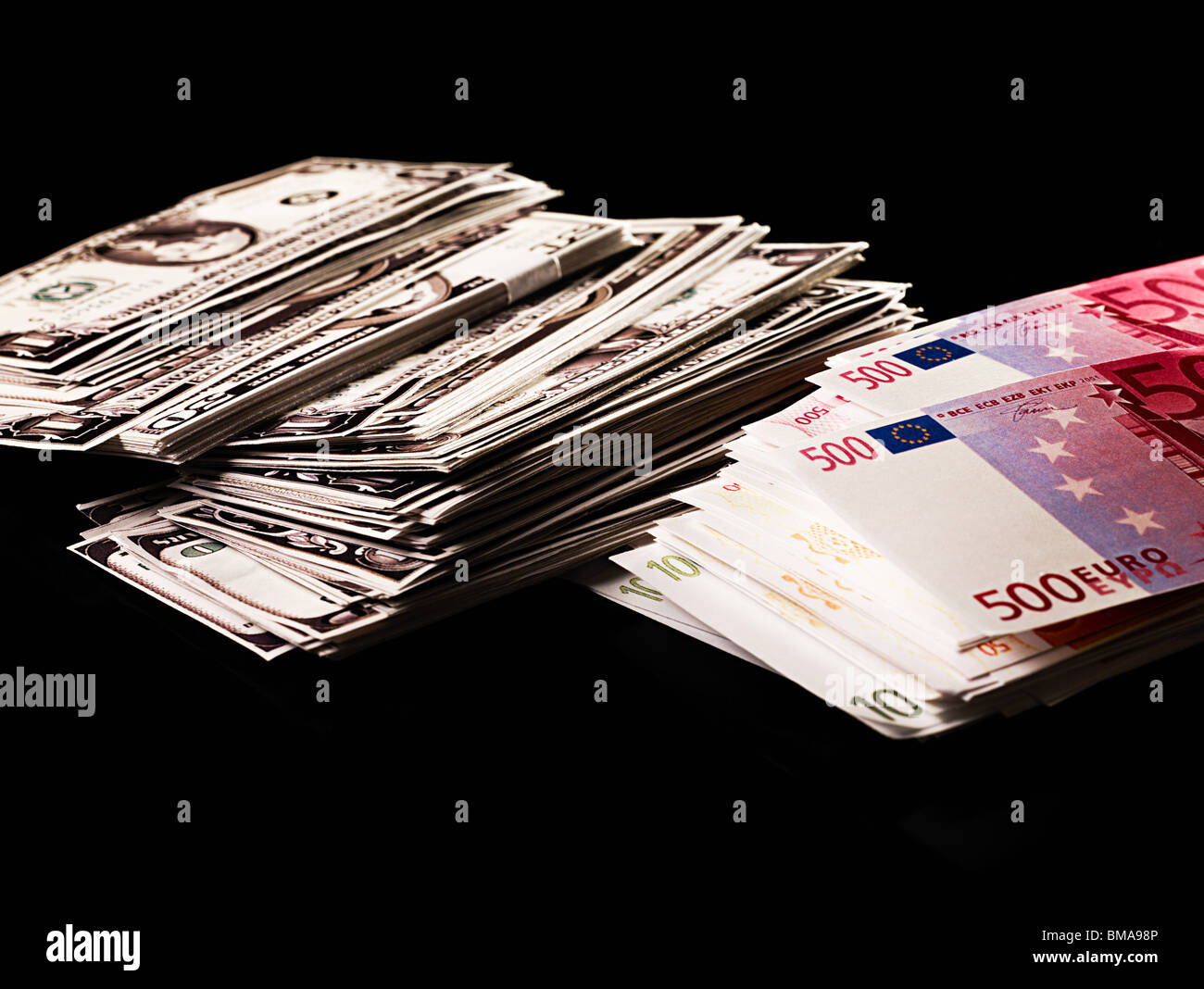 Des piles de dollars et de billets en euros Banque D'Images