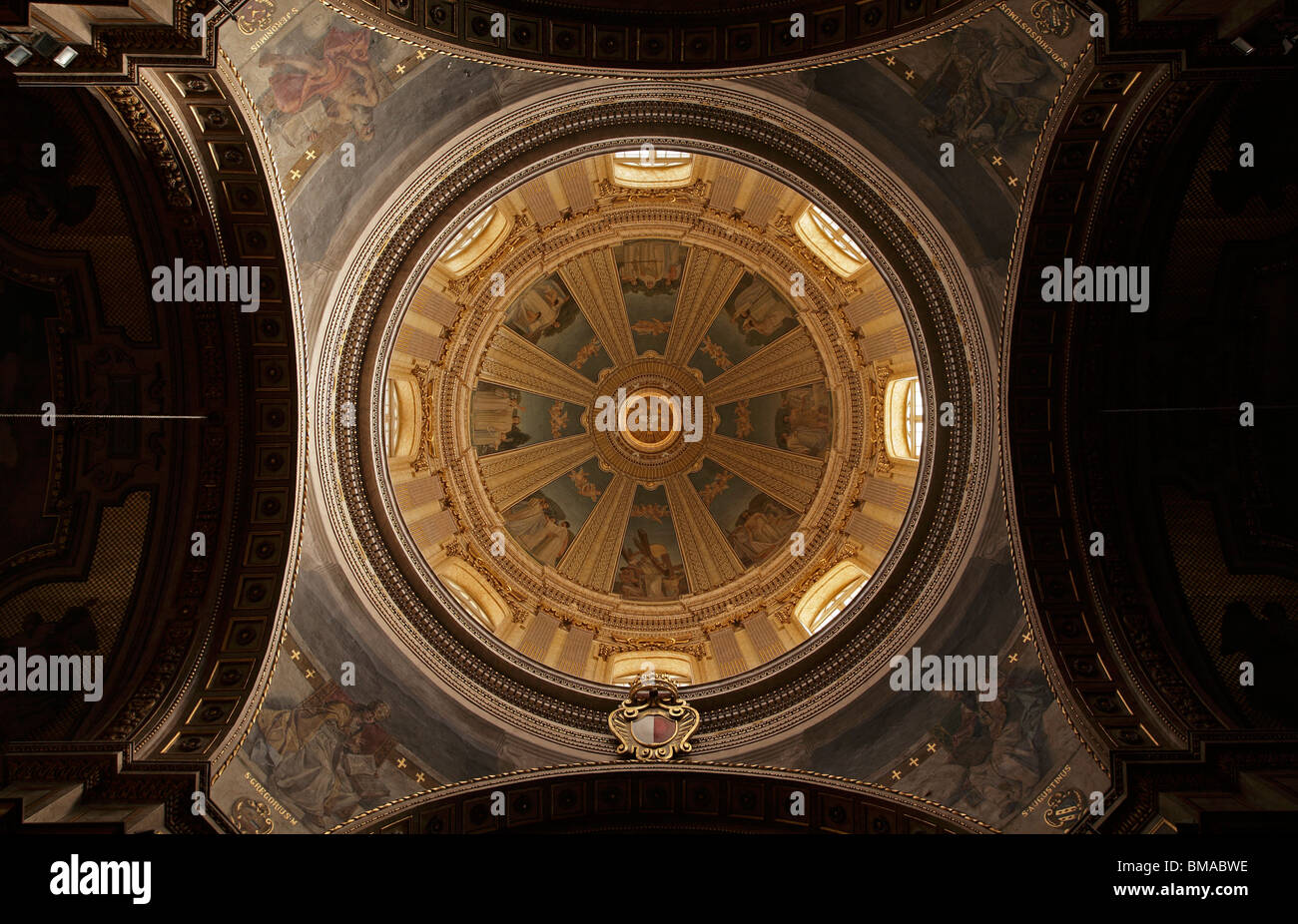 L'opulente de l'intérieur de l'église catholique de St Paul, Rabat, Malte, montrant l'amende dome Banque D'Images