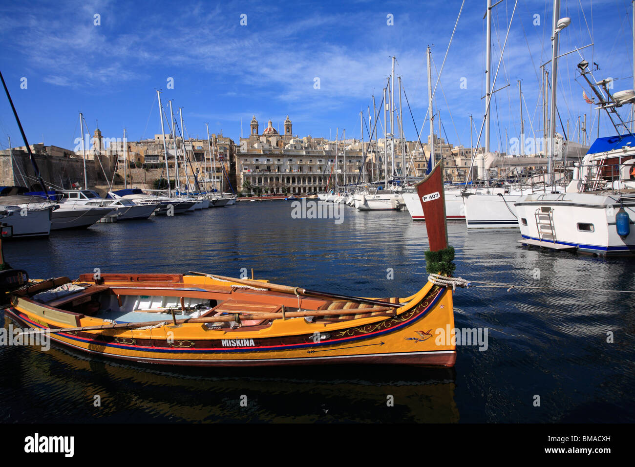 Une scène de port avec un bateau de pêche traditionnel maltais, Dockyard Creek, juste à côté du Grand Port, La Valette, île de Malte Banque D'Images