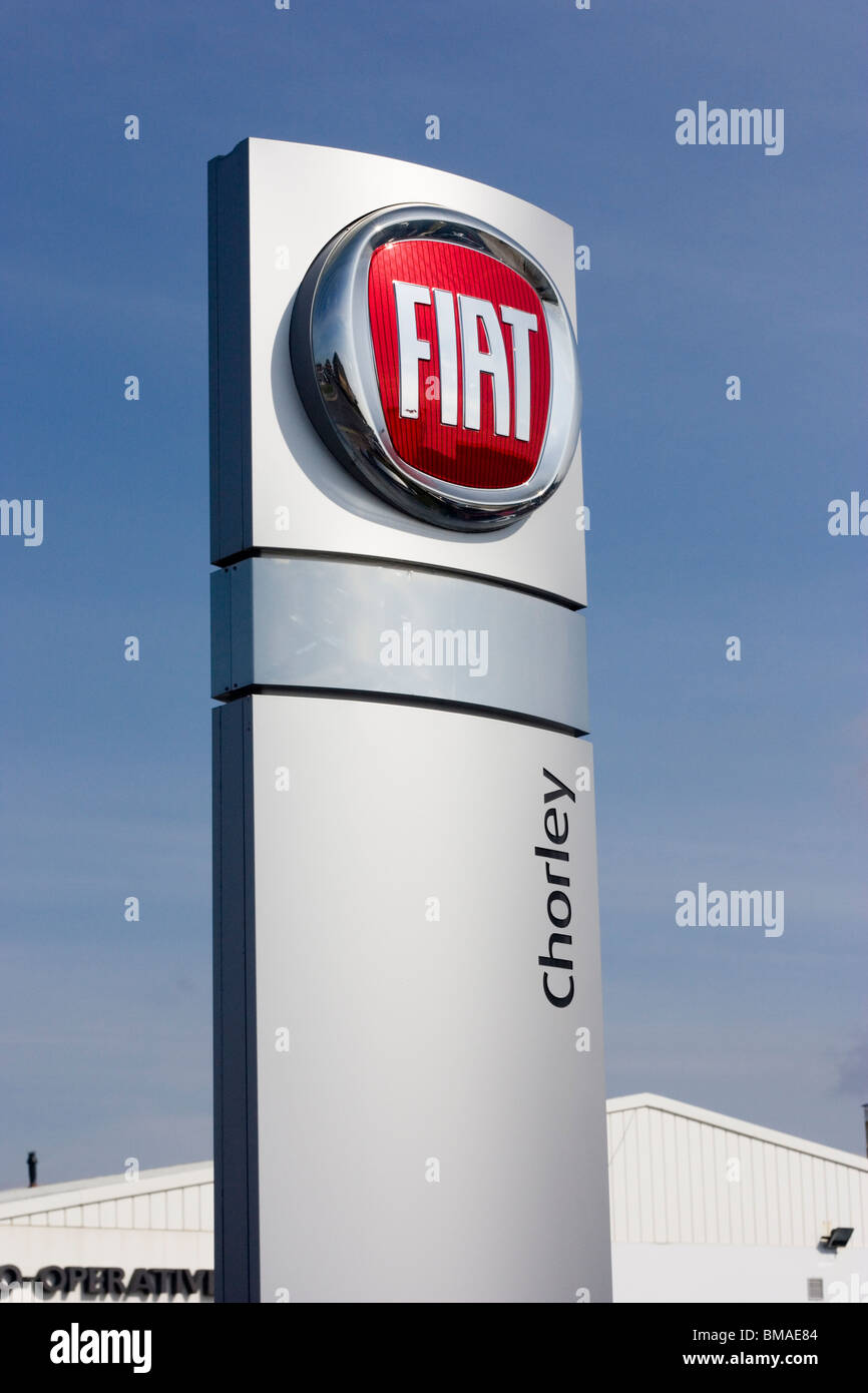 Logo voiture Fiat sur une concession sign Banque D'Images