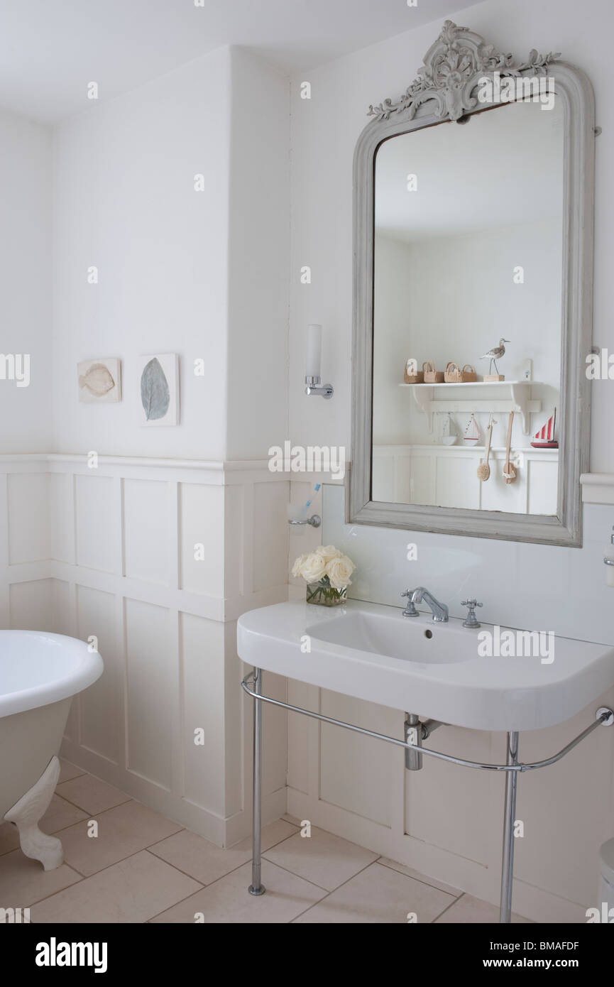 Miroir peint en gris en surround, salle de bains lambrissée Londres Banque D'Images