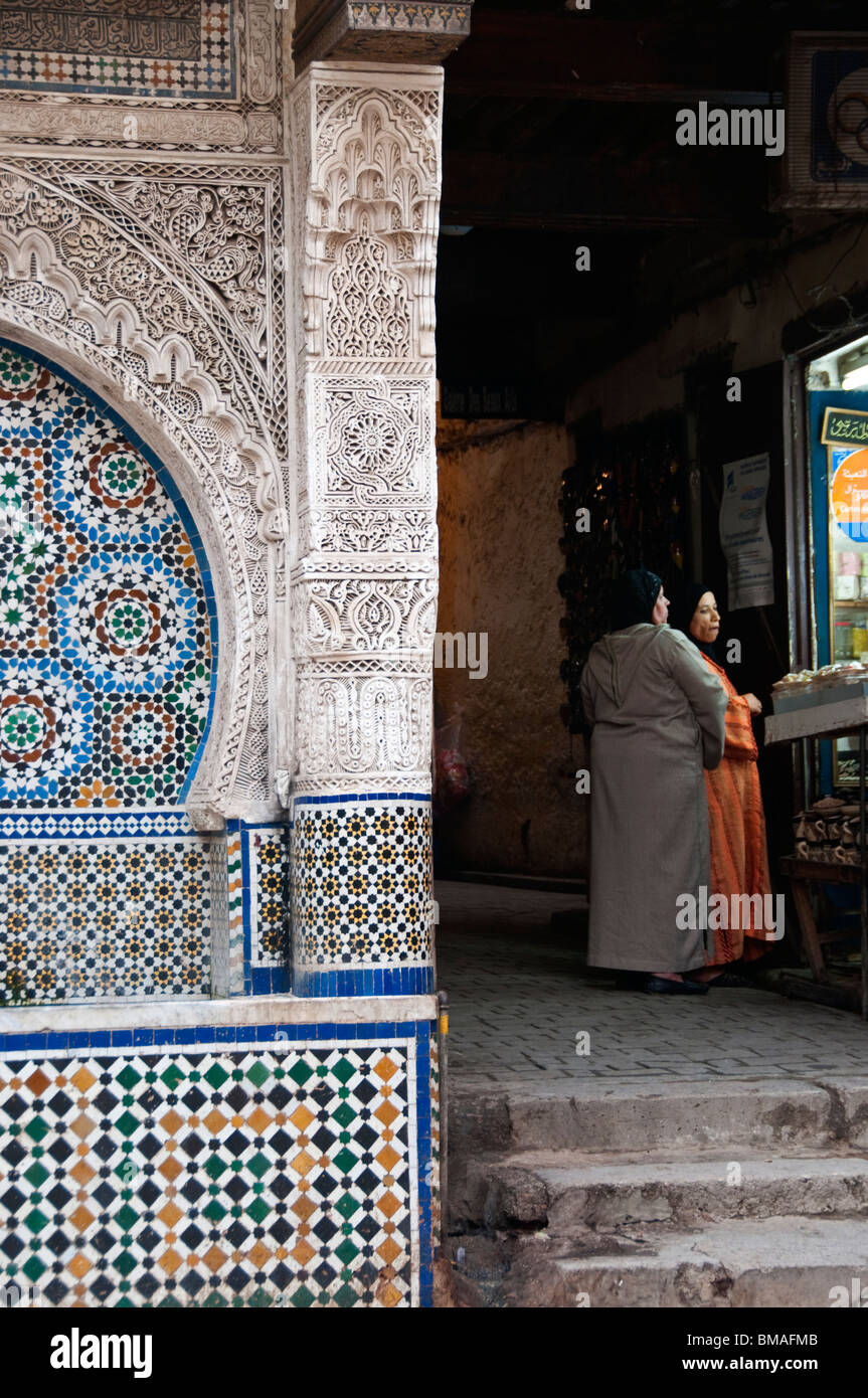 Maroc Fès Medina femmes à caler avec ornate fountain en premier plan Banque D'Images