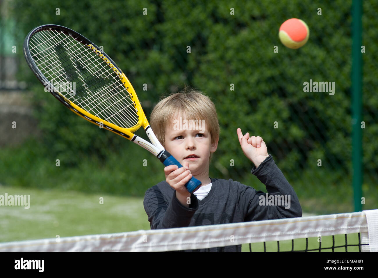 Kid 'formation de tennis Banque D'Images