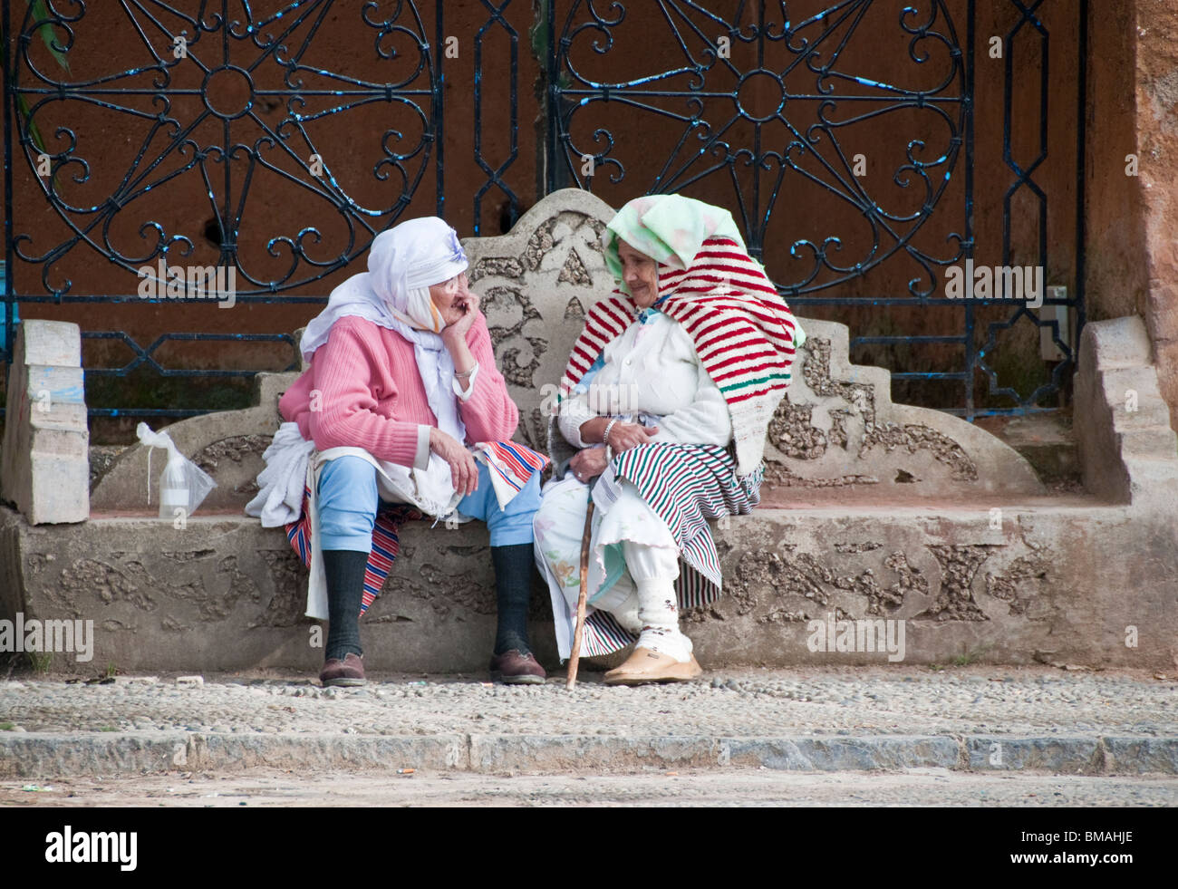 Maroc Chefchaouen les femmes en costume traditionnel relaxing Banque D'Images