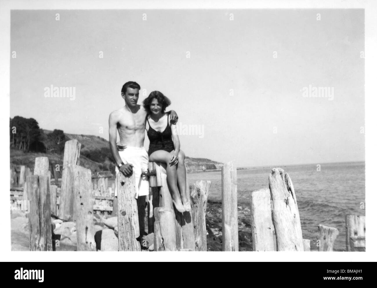 Archives Photos : Maison de Vacances photo de couple on beach en maillot de Castlehaven (île de Wight, 1948) Banque D'Images