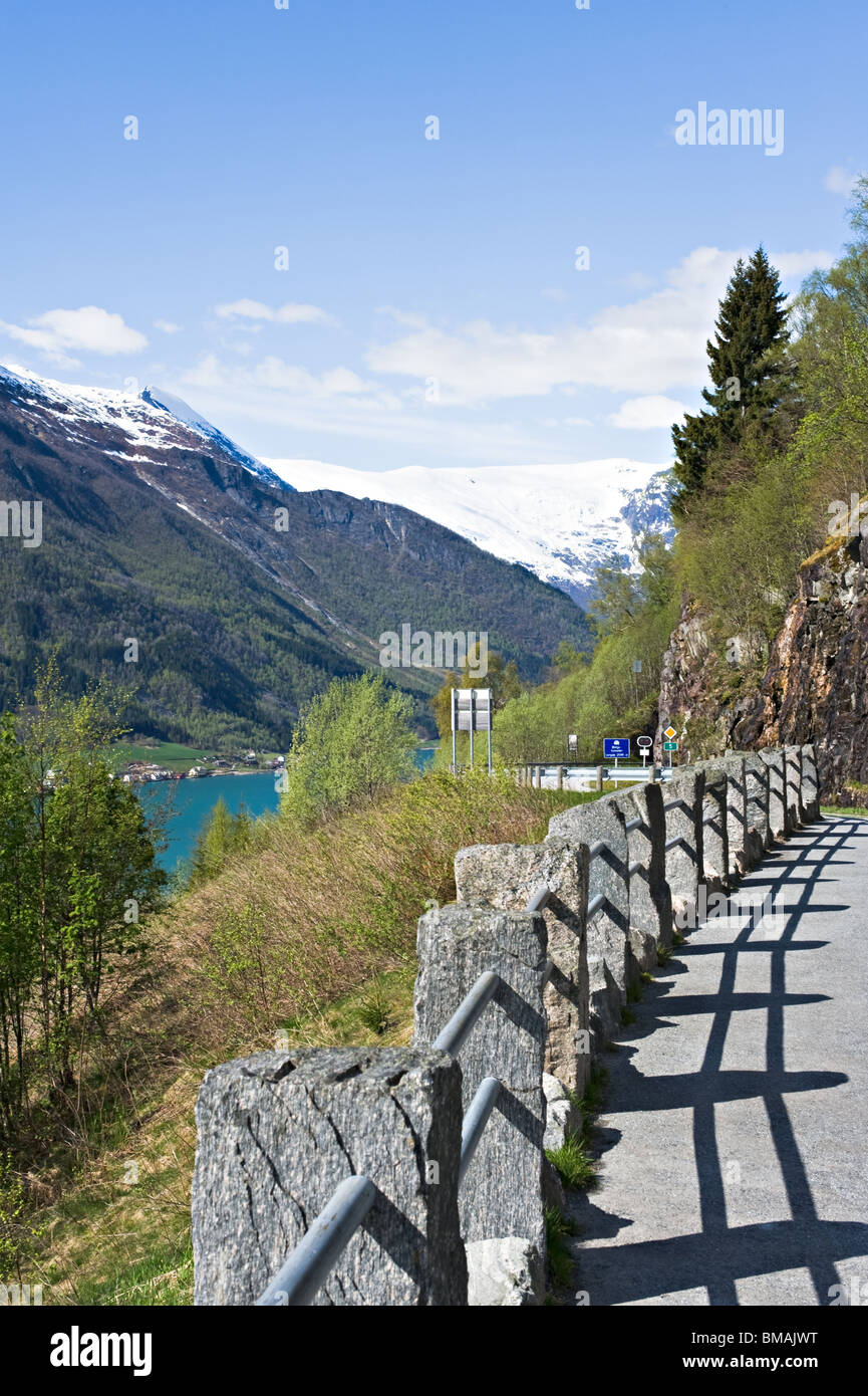 Le beau vert Eaux du Fjaerlandsfjorden près de Fjaerland [Fjaerlandsfjord] Norvège Europe Banque D'Images