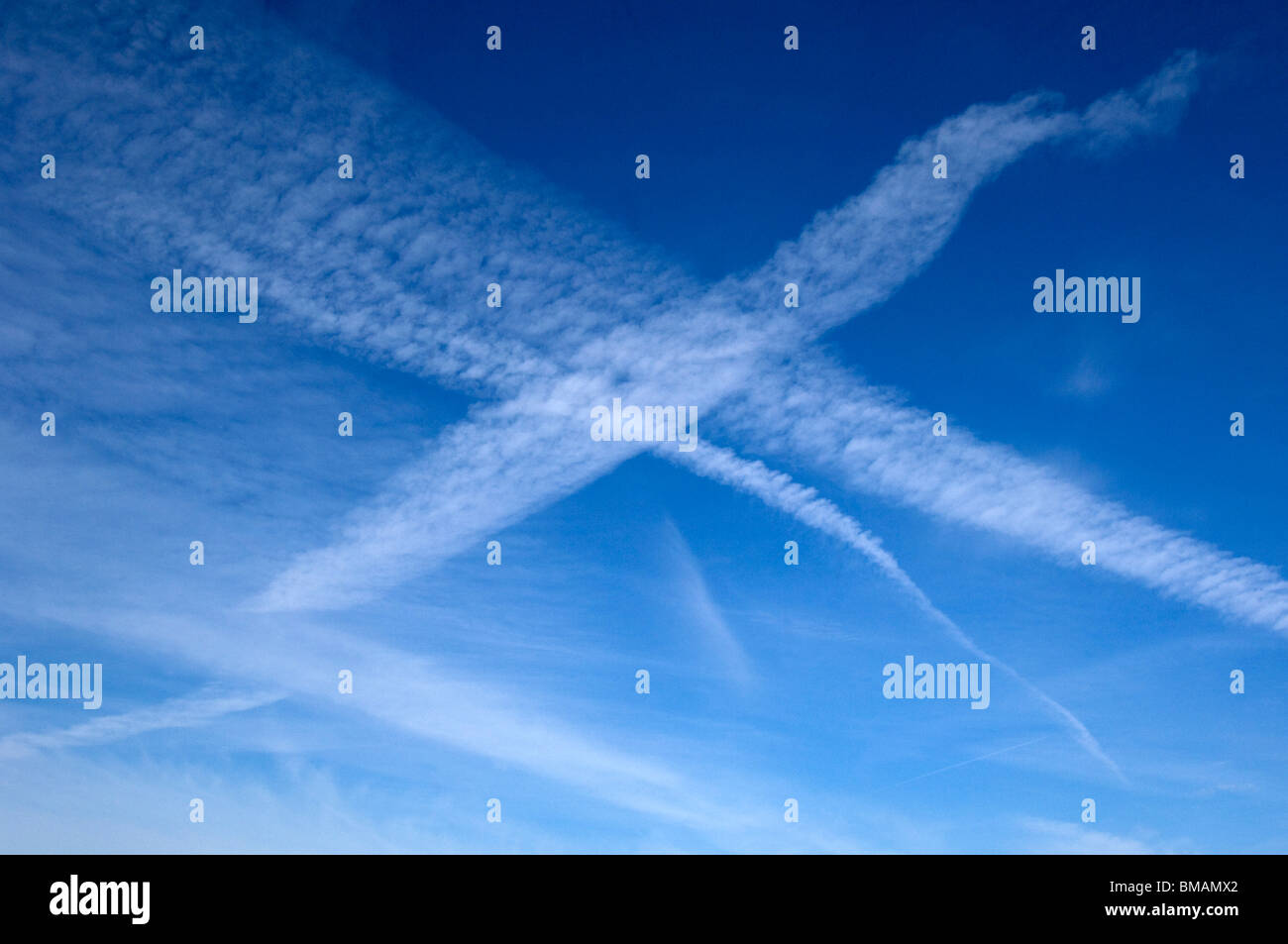 Des stries ou Jet Jet d'eau à partir d'aéronefs forment une croix dans le ciel au-dessus de Brighton & Hove, Sussex Banque D'Images
