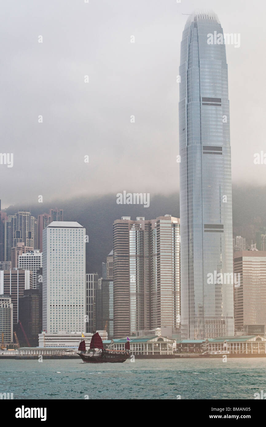 Une jonque Chinoise traditionnelle à voile Port de Hong Kong Banque D'Images