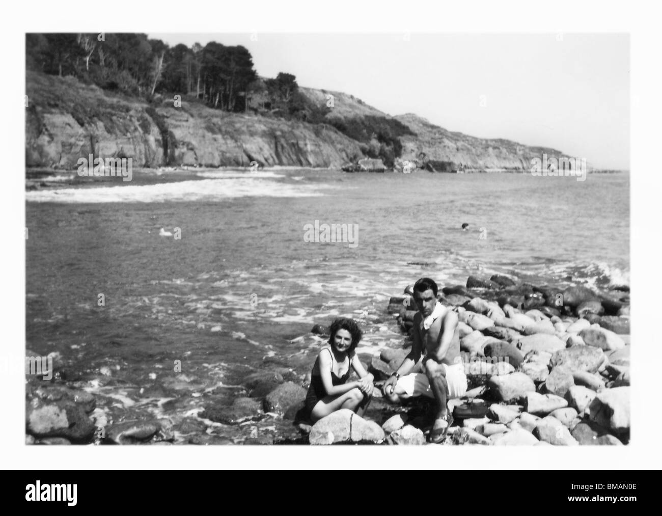 Archives Photos : Couple on the rocks (c1945) Banque D'Images