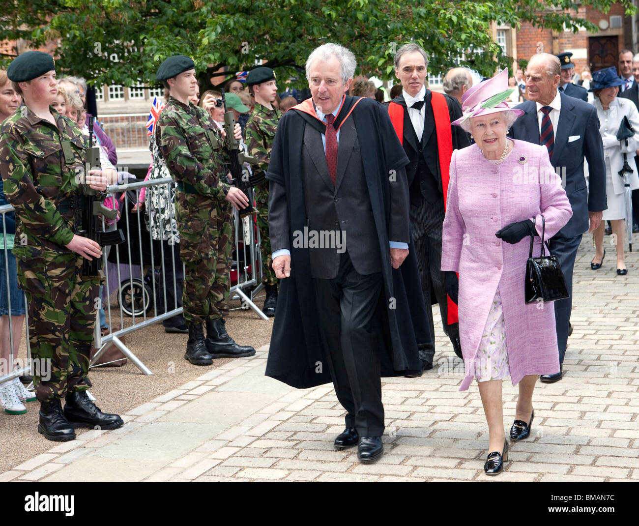 La Grande-Bretagne La reine Elizabeth II arrive au Collège d'Eton à l'occasion du 150e anniversaire de la Force des cadets Banque D'Images