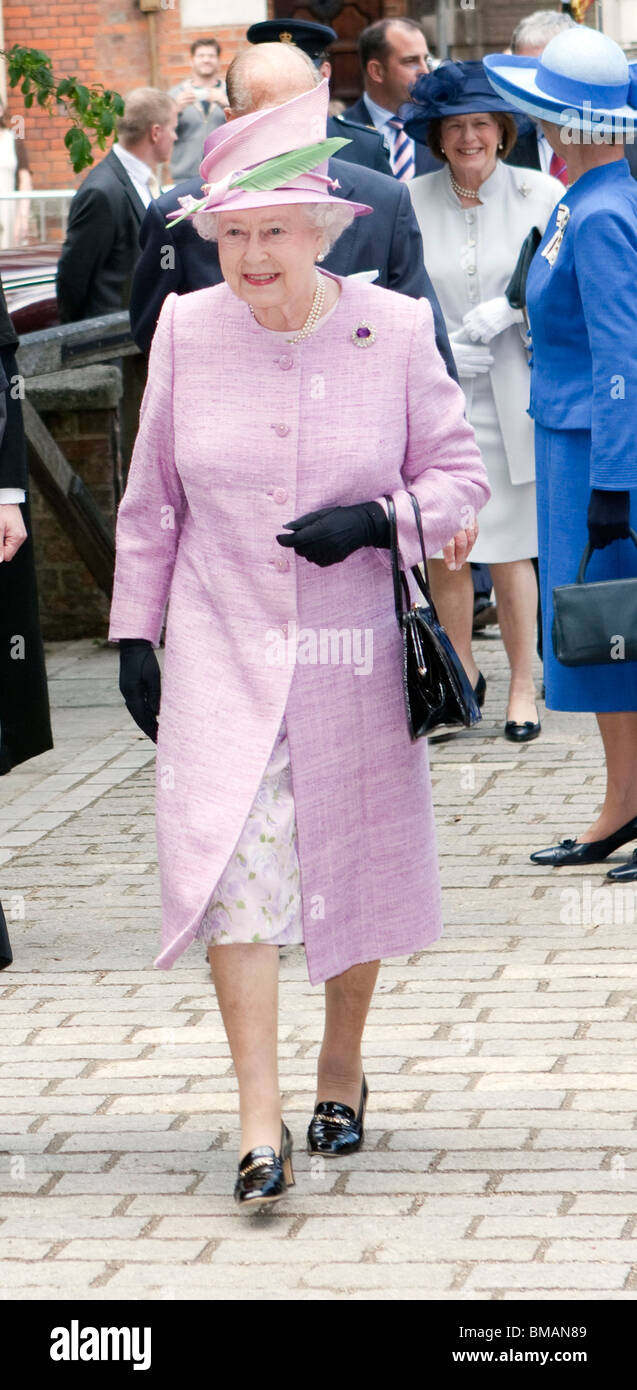 La Grande-Bretagne La reine Elizabeth II arrive au Collège d'Eton à l'occasion du 150e anniversaire de la Force des cadets Banque D'Images