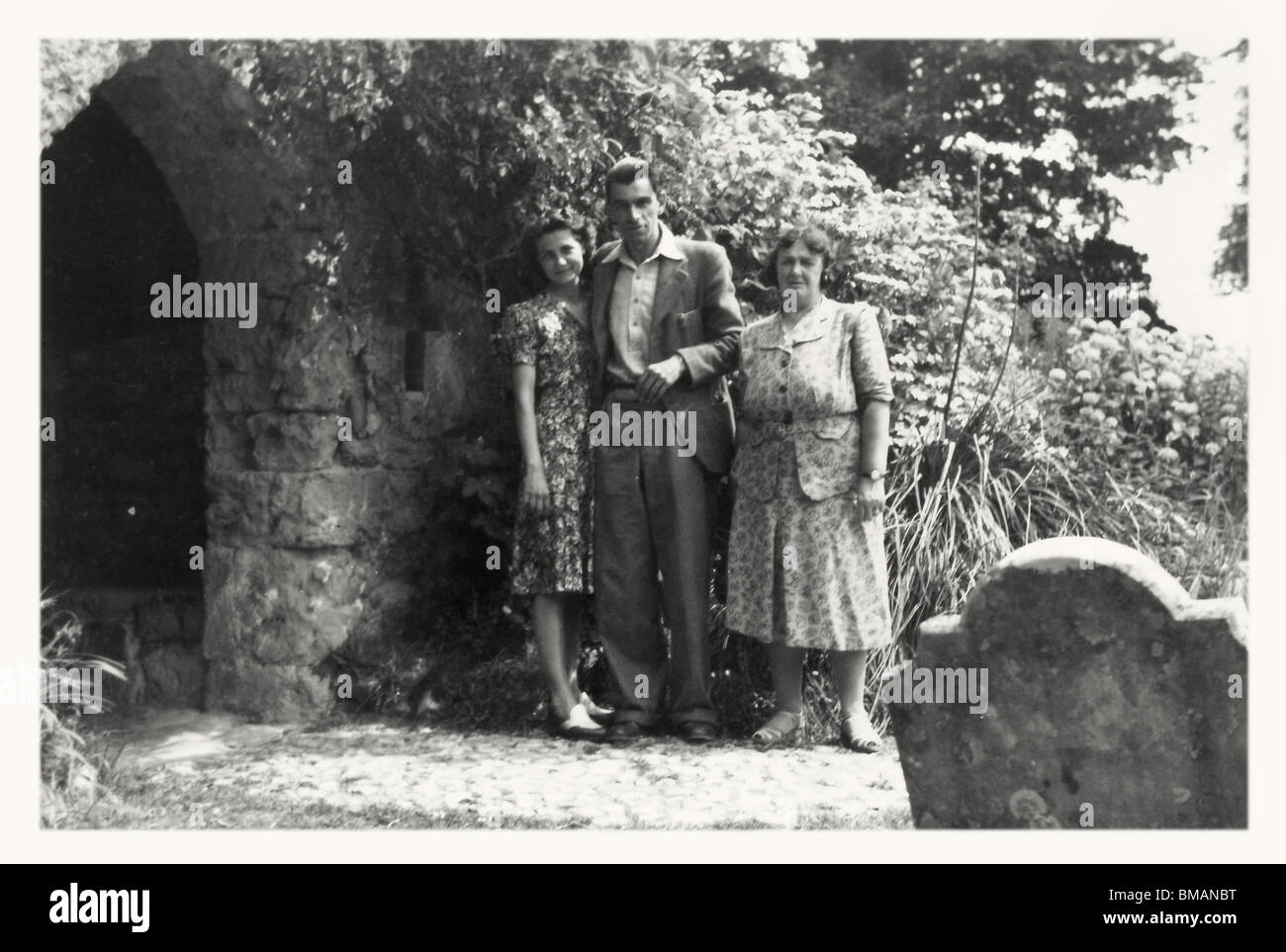 Archives Photos : photo de famille à l'église (c1945) Banque D'Images