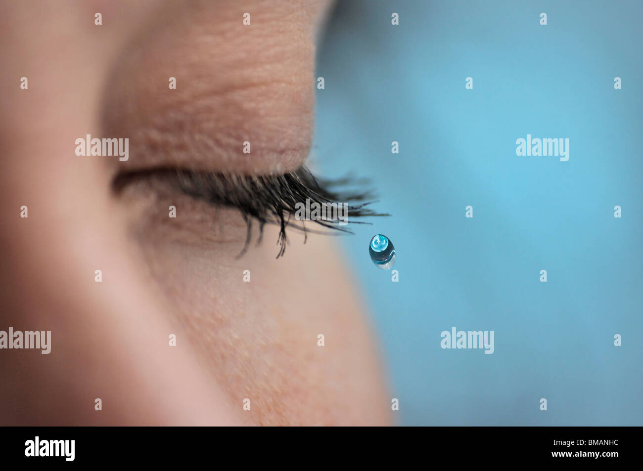 Fermé de femme avec des yeux en forme de larme tombant de cils Banque D'Images
