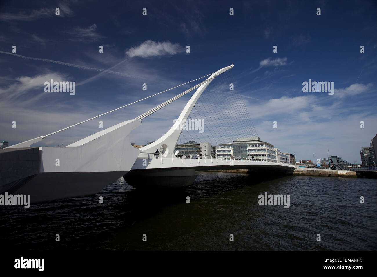 Samuel Beckett Bridge à Dublin's docks avec le Conference Center Banque D'Images