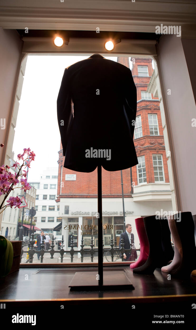Un costume sur mesure dans la fenêtre de l'Richard James magasin à Savile Row, Londres. Banque D'Images