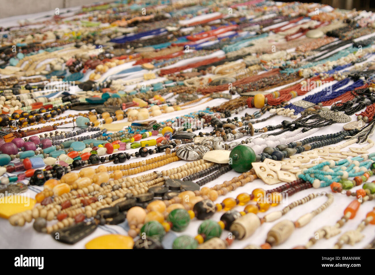 Les bijoux bon marché vendus à fort Cochin, Kerala, Inde Banque D'Images