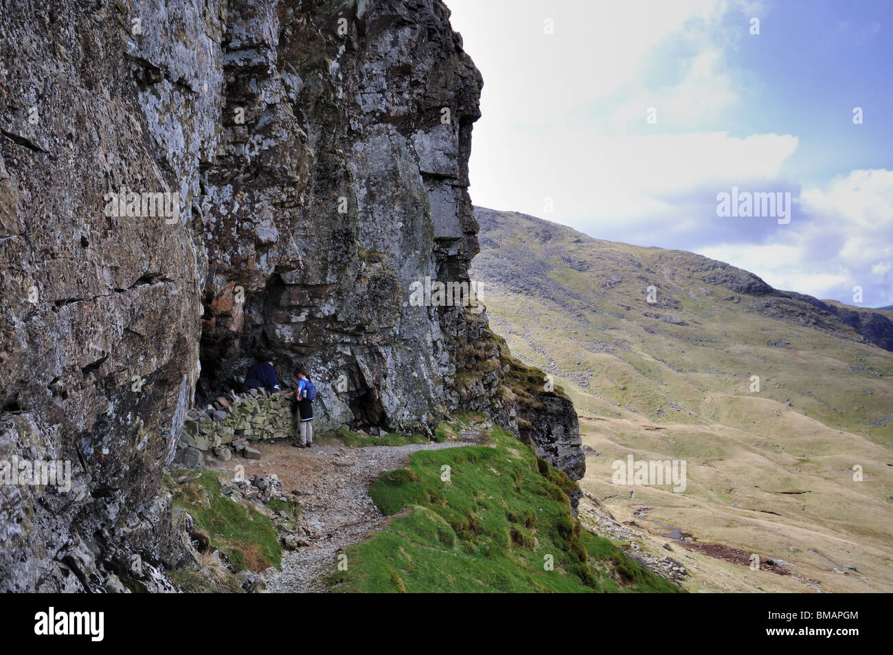 Le prêtre '' Trou , une grotte située sur la face est de la Nord verticale Crag Dove dans le Lake District Banque D'Images