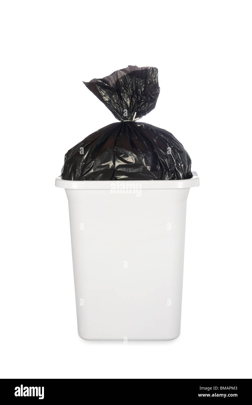 Une white trash peut avec un sac poubelle noir plein d'ordures. Banque D'Images