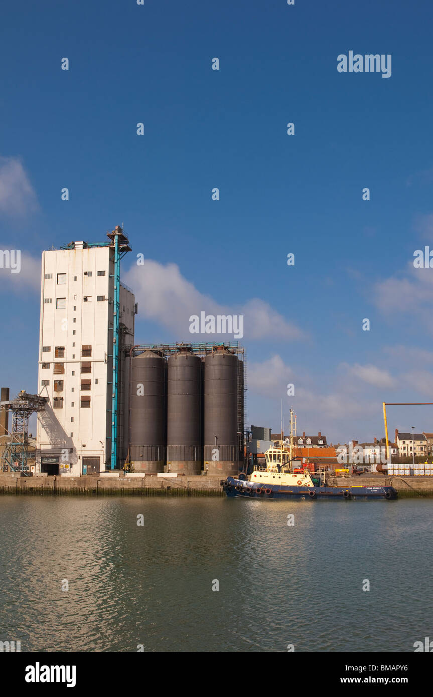 Utilisé du silo pour le stockage du grain sur les docks à Lowestoft, Suffolk , Bretagne , France Banque D'Images