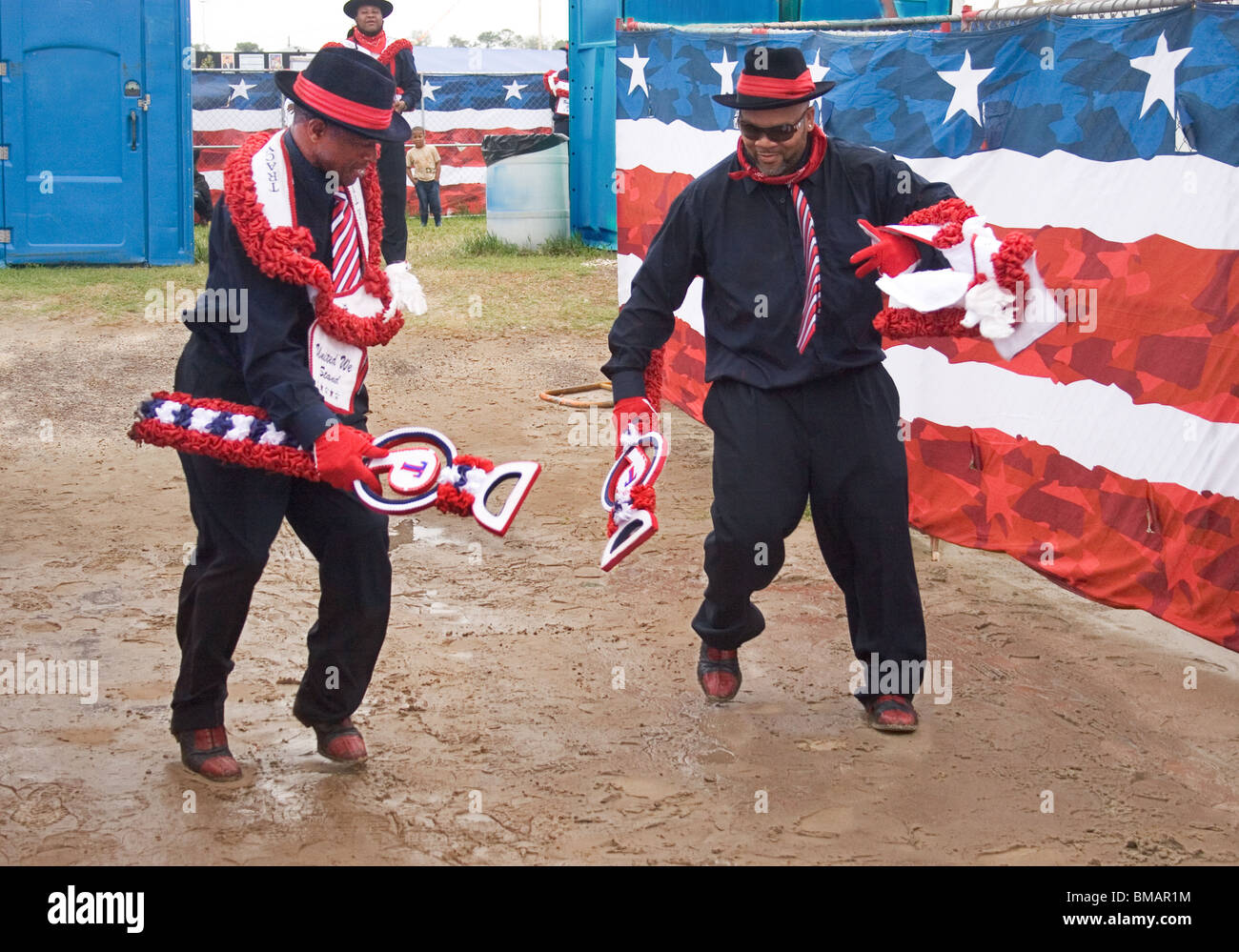'Neuf fois" de l'aide sociale & pleasure club effectuer pour les spectateurs au New Orleans Jazz & Heritage Festival. Banque D'Images