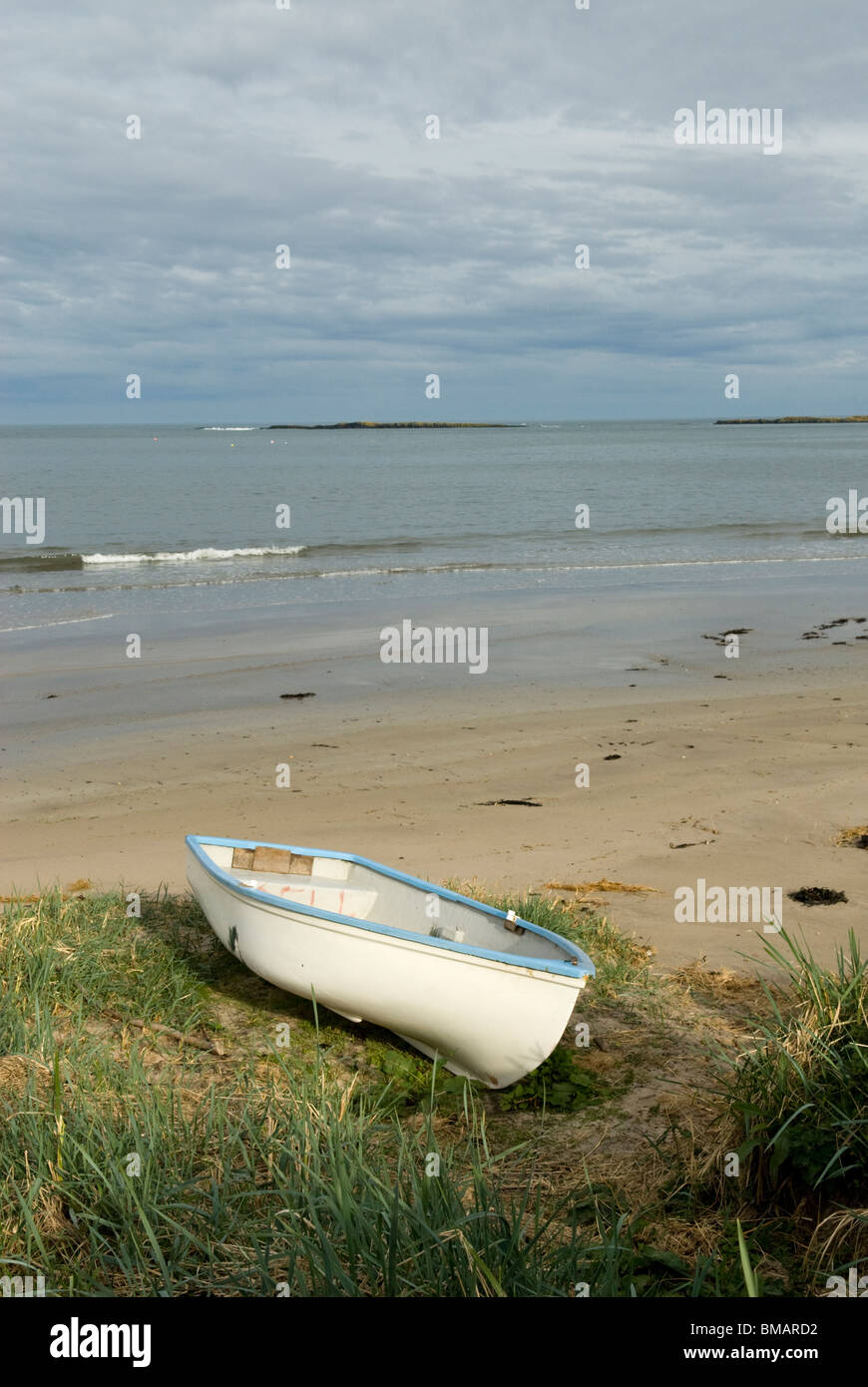 Bateau à rames sur la plage à Newton par la mer, Northumberland, Angleterre. Banque D'Images