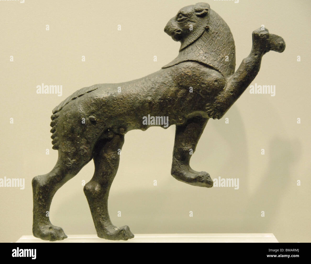 Statue en bronze d'un lion rampant. Musée Archéologique d'Olympie. Ilia Province. Région du Péloponnèse. La Grèce. Banque D'Images