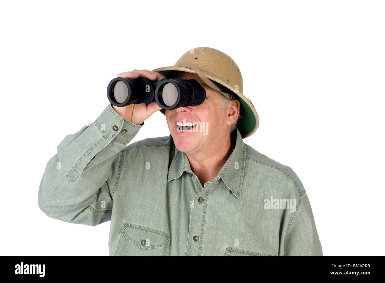 Un adulte mature homme portant un casque colonial ressemble à travers une paire de jumelles. Banque D'Images