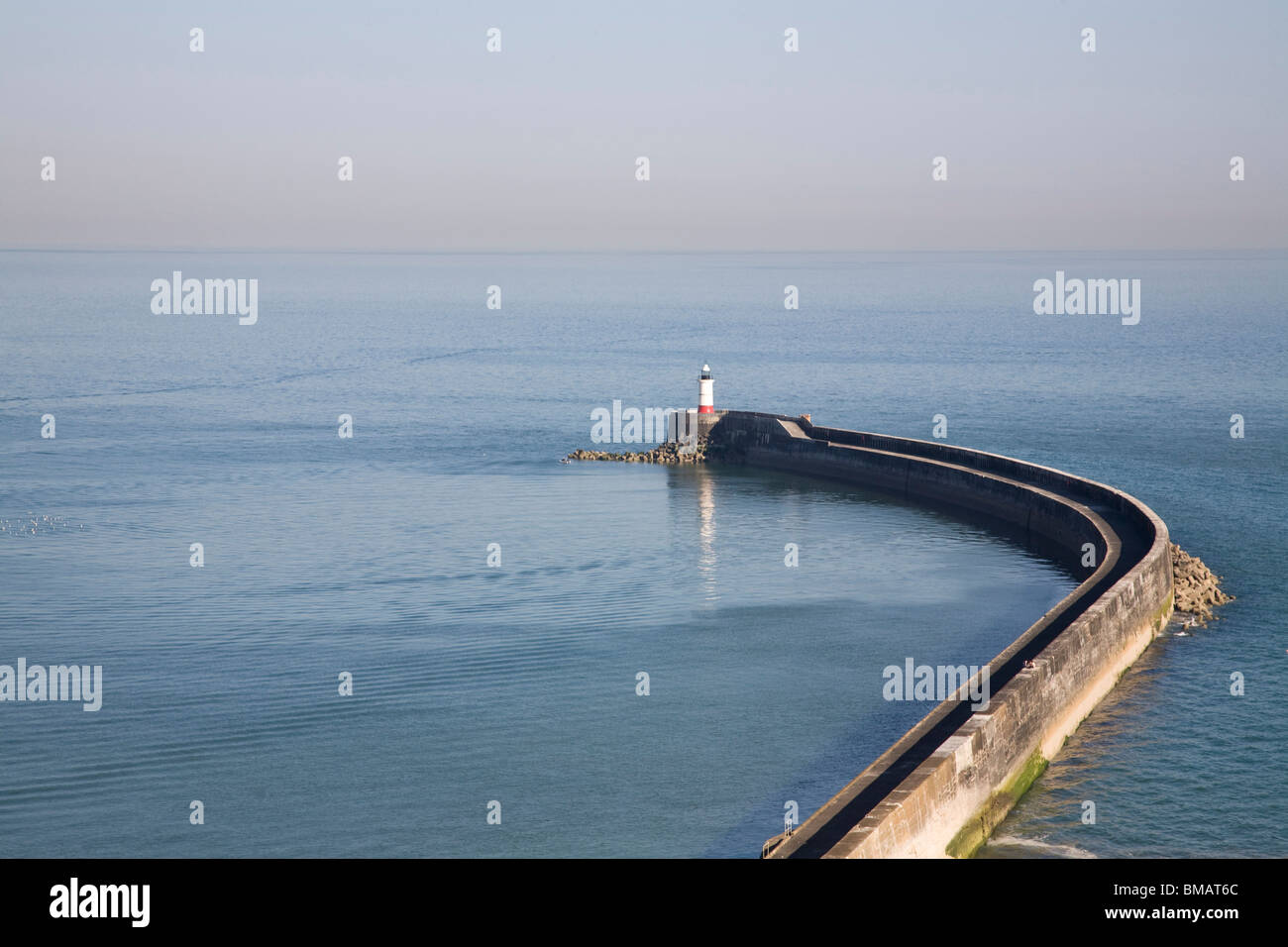 Le port de Newhaven avec bras lighthouse Banque D'Images