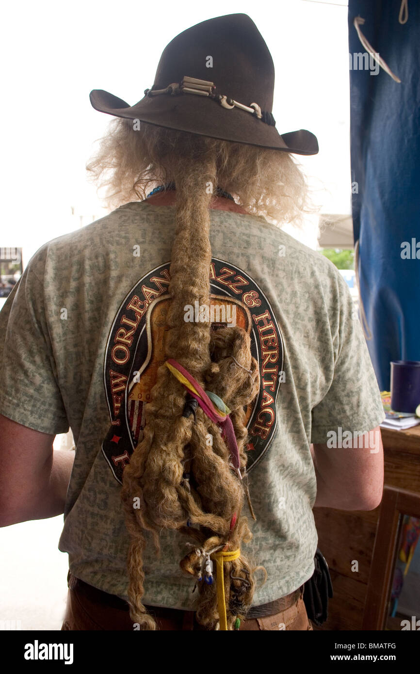 Homme de race blanche avec dread locks au New Orleans Jazz Festival. Banque D'Images