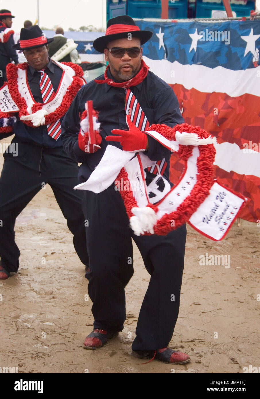 'Neuf fois" de l'aide sociale & pleasure club effectuer pour les spectateurs au New Orleans Jazz & Heritage Festival. Banque D'Images