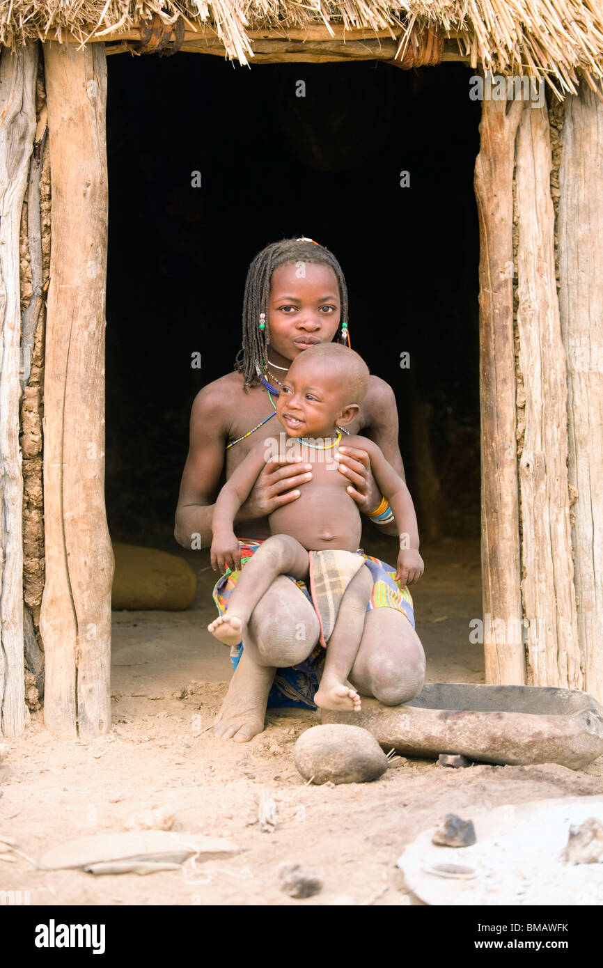 Les enfants de la tribu Himba, Opuwo, Namibie Banque D'Images