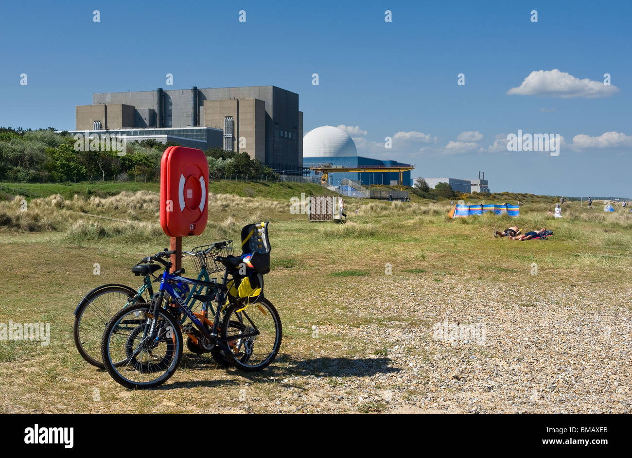Les vélos appuyé contre un poteau en face de la centrale de Sizewell B dans le Suffolk. Photo par Gordon 1928 Banque D'Images