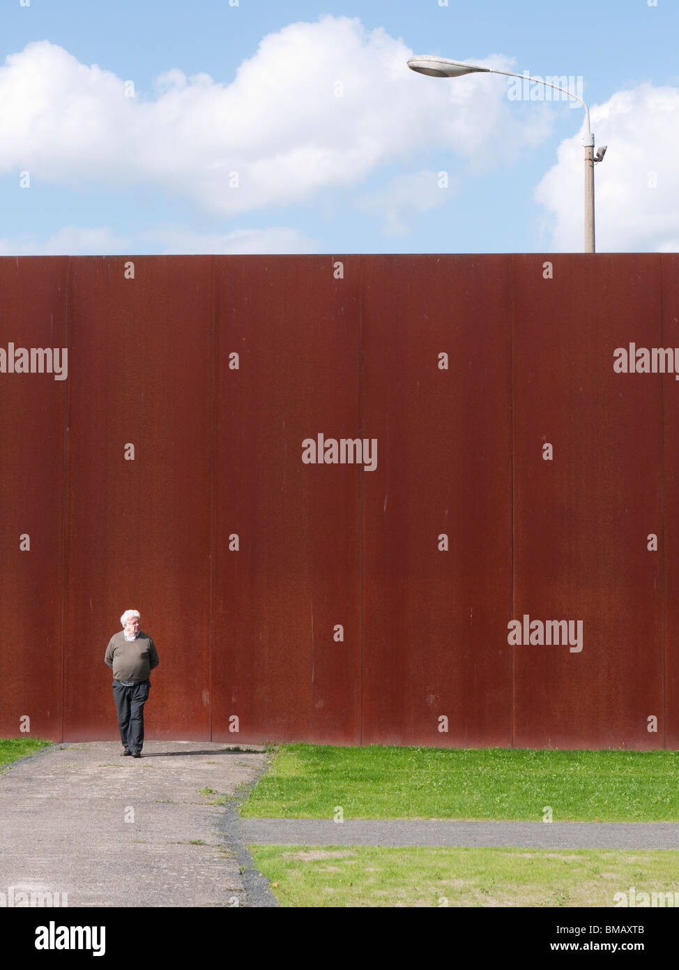 Avis de nouveau mémorial du mur de Berlin où la bande de la mort a été recréé à Bernauer Strasse à Berlin Allemagne Banque D'Images