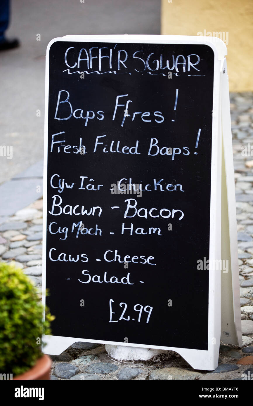 Welsh Language Cafe Menu Sign Portmeirion Village à Gwynedd Nord du pays de Galles Royaume-Uni Banque D'Images