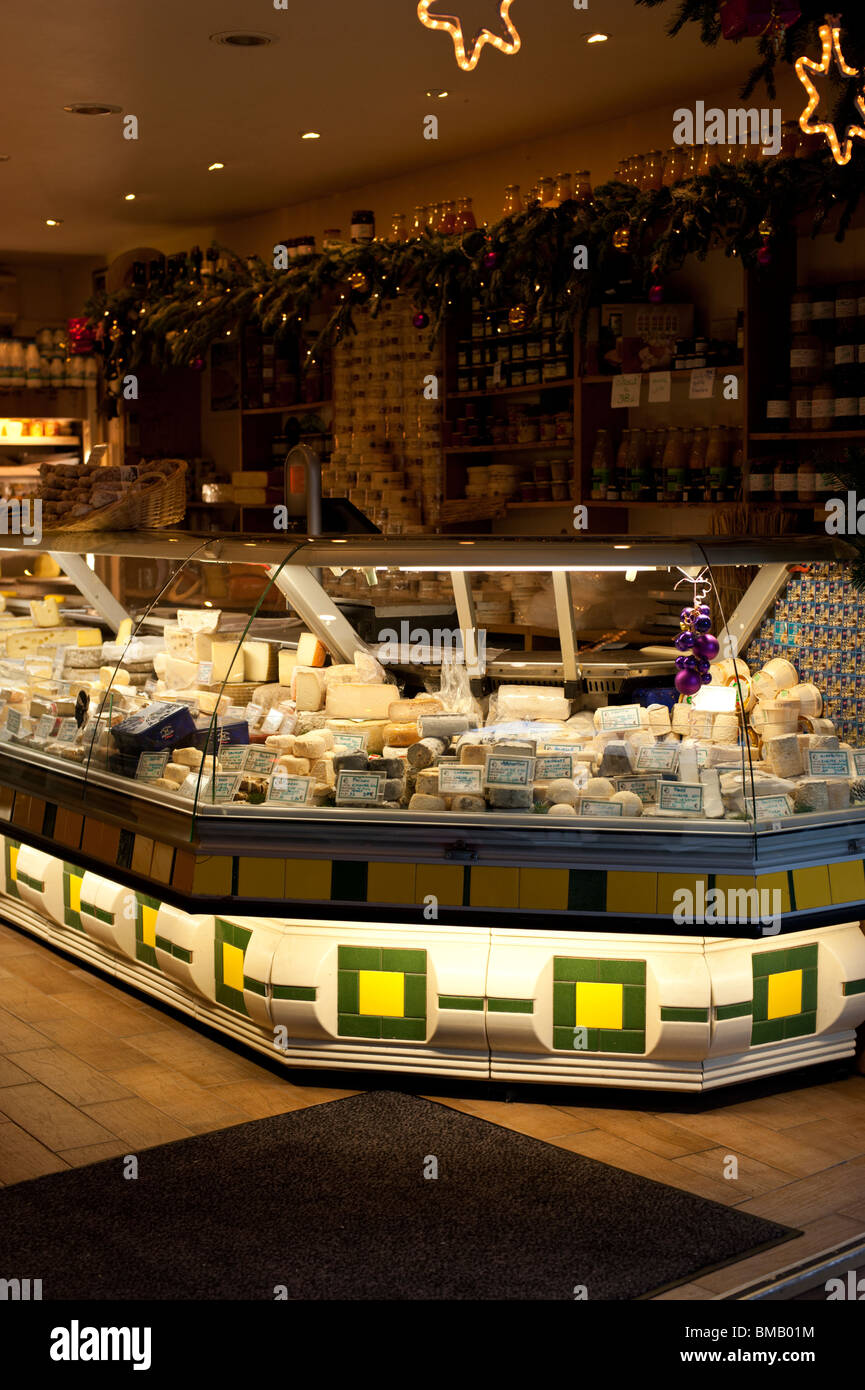 L'écran bien éclairé à l'encontre d'une fromagerie à Paris. Banque D'Images