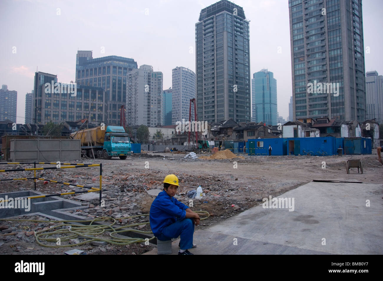 Démolition de vieilles maisons traditionnelles en faveur des gratte-ciels modernes à Shanghai, Chine. Banque D'Images