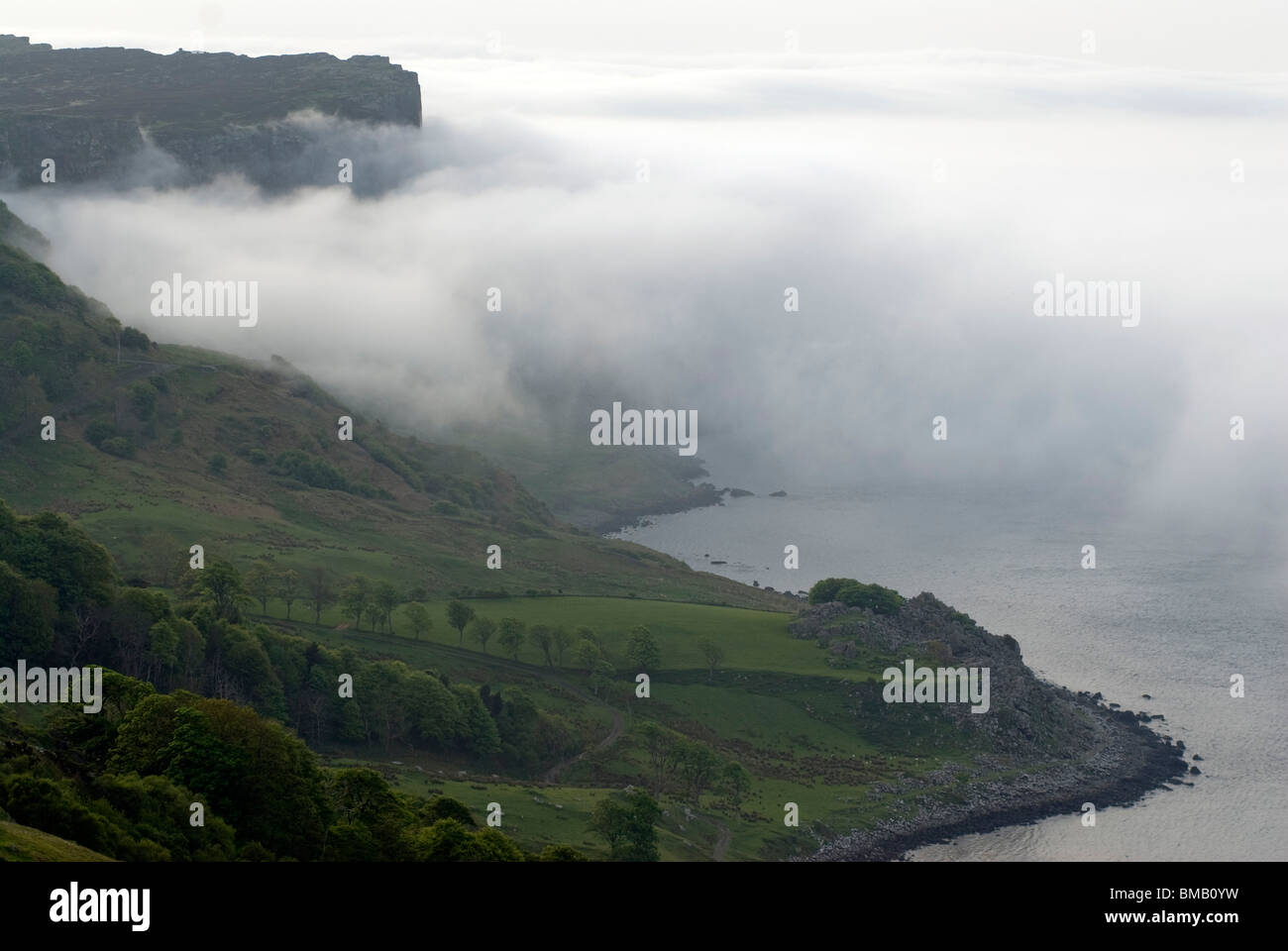 Sea mist engloutit juste Tête et Murlough Bay, comté d'Antrim, en Irlande du Nord. Banque D'Images